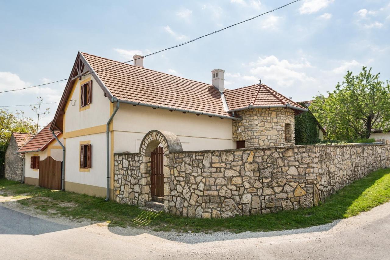 In * Köveskál